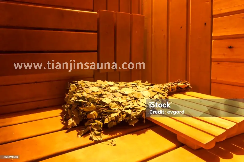 天然木材桑拿房内部