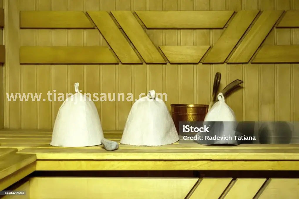 按摩师正在为顾客按摩