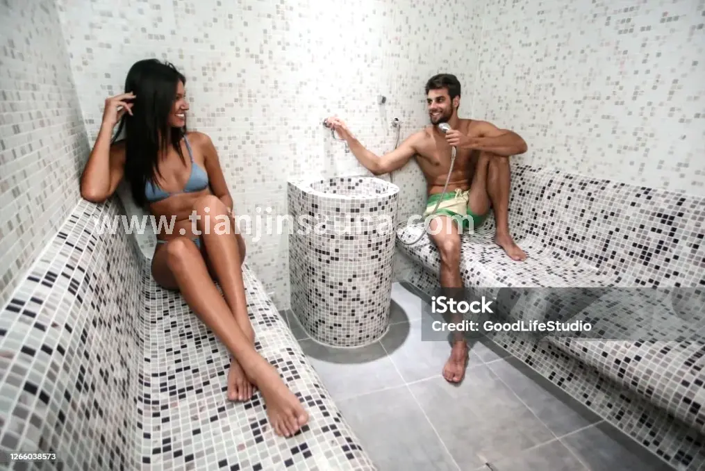 蒸汽房内的温暖蒸汽